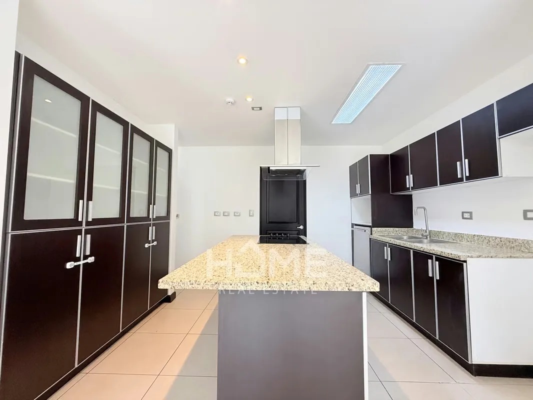 Disfruta de comodidad, seguridad y excelentes amenidades en esta amplia casa de dos niveles, ideal para familias., photo 8