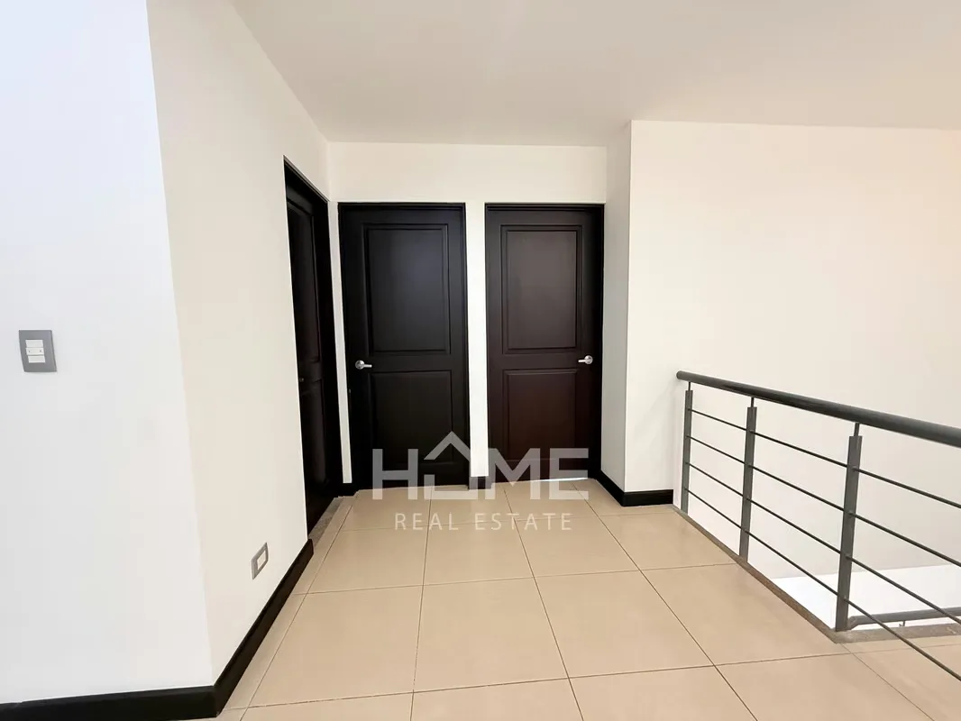 Disfruta de comodidad, seguridad y excelentes amenidades en esta amplia casa de dos niveles, ideal para familias., photo 9
