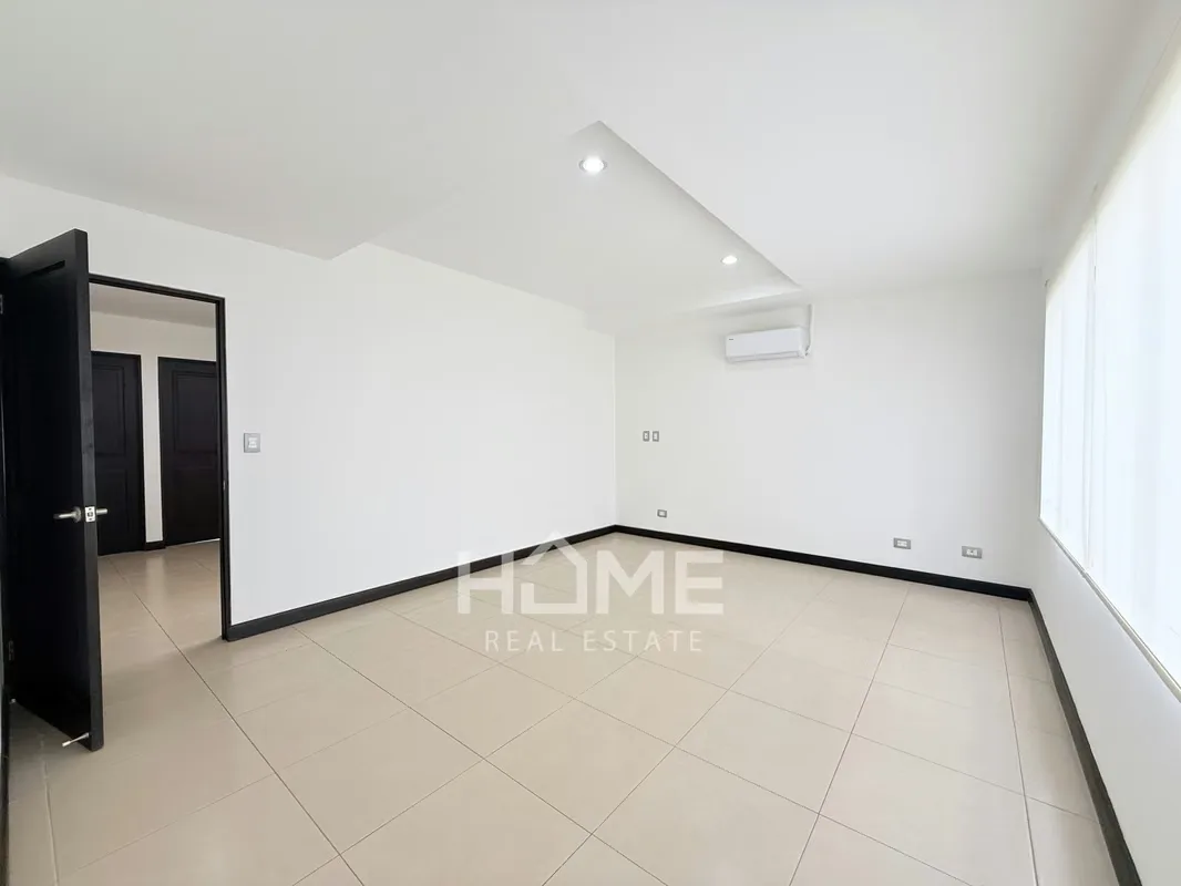 Disfruta de comodidad, seguridad y excelentes amenidades en esta amplia casa de dos niveles, ideal para familias., photo 10