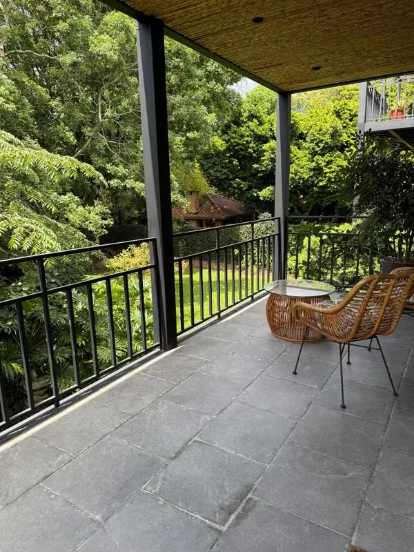 Ubicado en la exclusiva zona de Jaboncillos de Escazú, este encantador apartamento ofrece ...