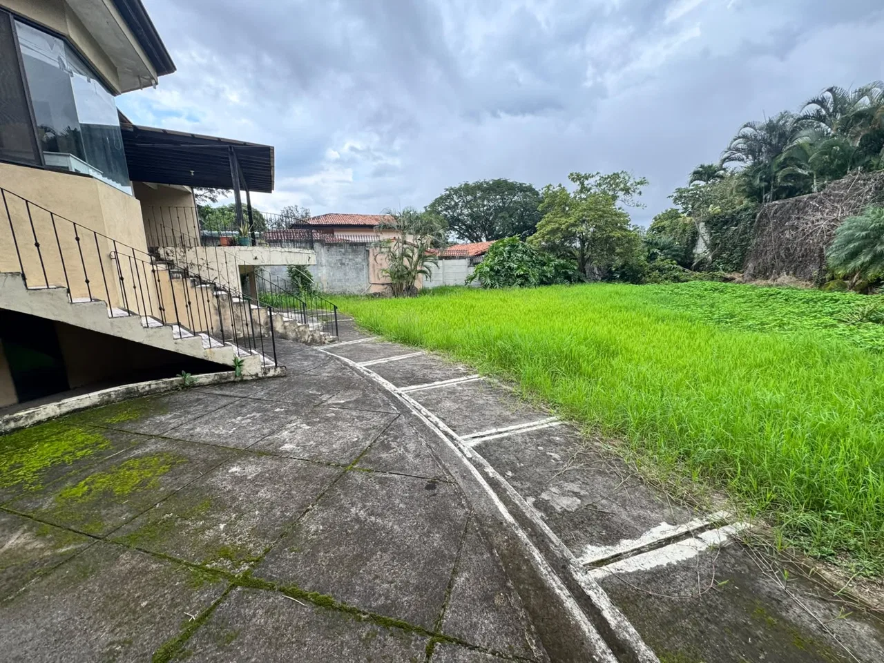 De oportunidad Casa Grande de una planta en Remate Bancario en Guachipelín de Escazú 1,333.78 de terreno y 459 de Construcción.