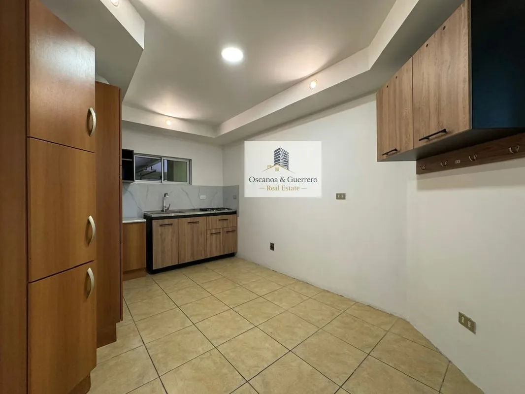 Amplio apartamento de 2 niveles ubicado en una exclusiva residencia con seguridad 24/7 y amplias áreas verdes. El apartamento ofrece: