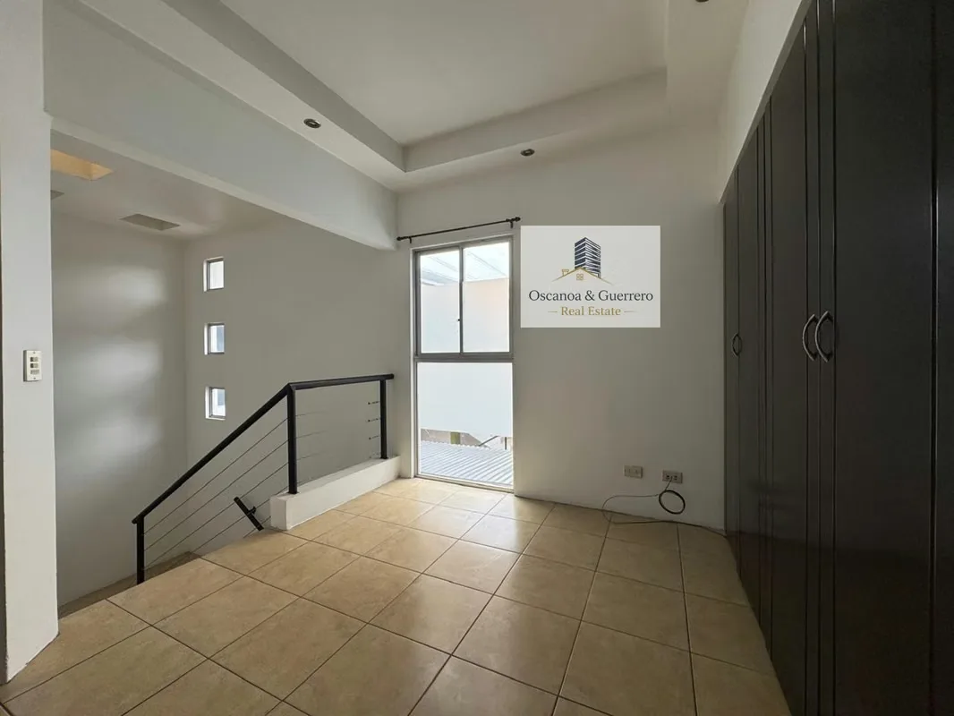 Amplio apartamento de 2 niveles ubicado en una exclusiva residencia con seguridad 24/7 y amplias áreas verdes. El apartamento ofrece:, photo 8