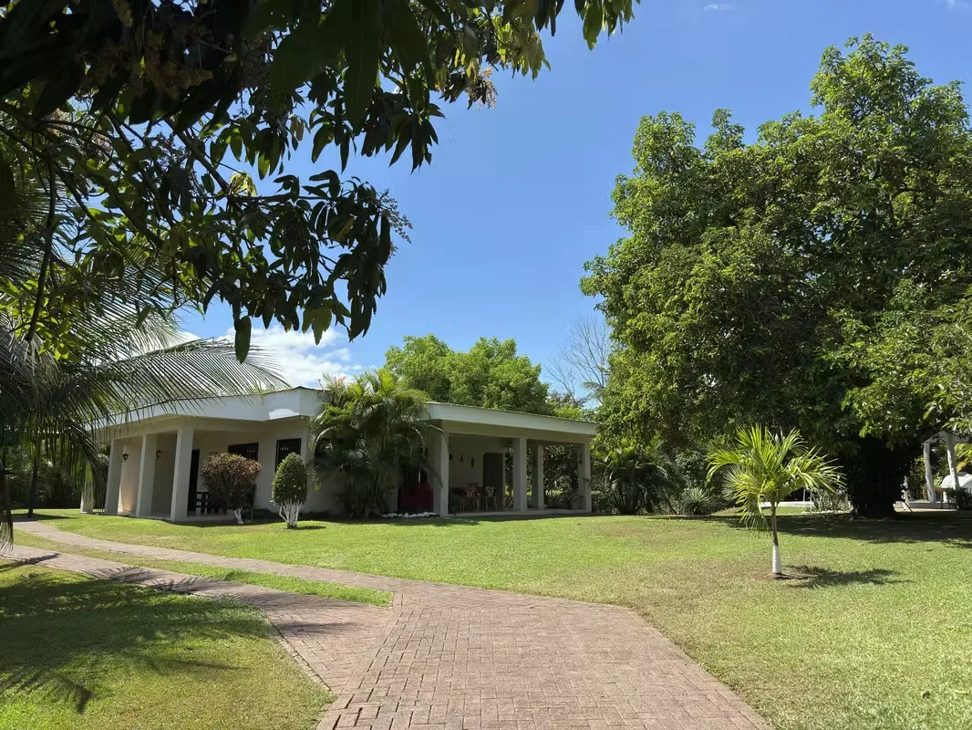 Farm for sale in Turrubares, San Jose, 5,000 m2 with house, pool and ranch.