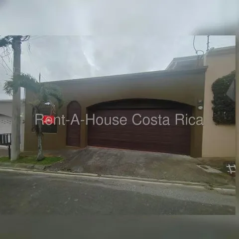 Disfrute de la comodidad y tranquilidad que ofrece esta hermosa casa de una sola planta, ubicada en un residencial con ...