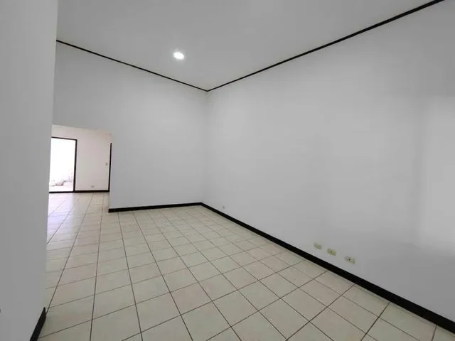 Disfrute de la comodidad y tranquilidad que ofrece esta hermosa casa de una sola planta, ubicada en un residencial con ..., photo 2