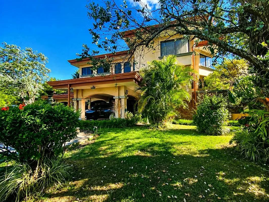 Viva rodeado de naturaleza, jardines y tranquilidad en una propiedad verdaderamente especial.