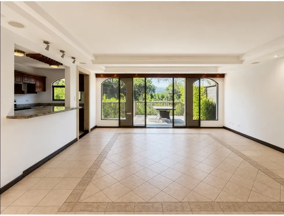 Hermosa casa de dos niveles, ideal para quien busca hogar funcional, acogedor y con espacios amplios para disfrutar en familia.