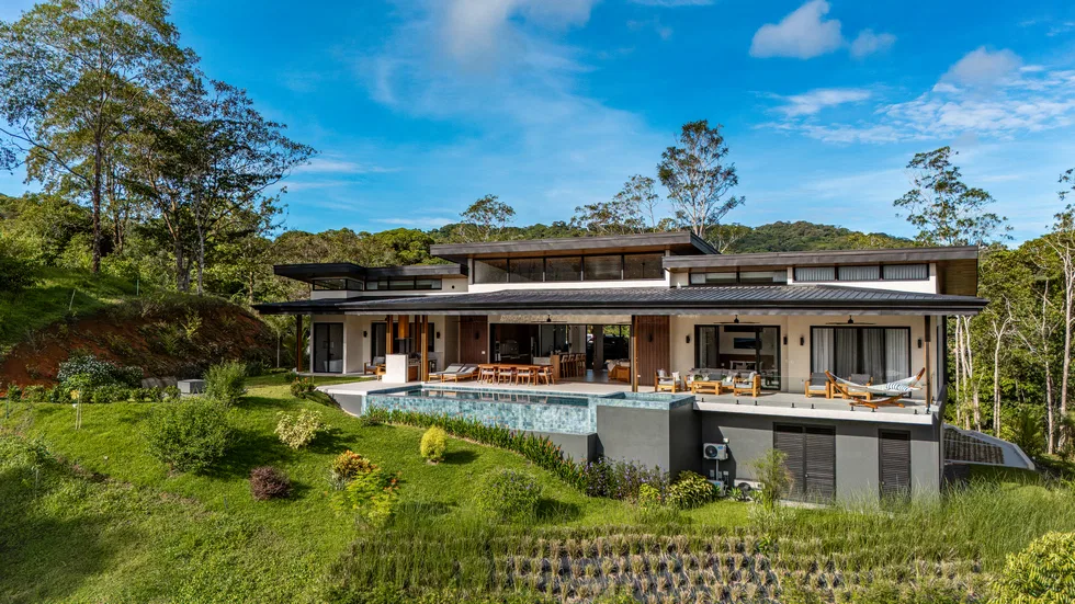LUXURIOUS 3-BEDROOM HOME WITH WATERFALL VIEW NEAR DOMINICAL BEACH – 2.5 ACRES, photo 2