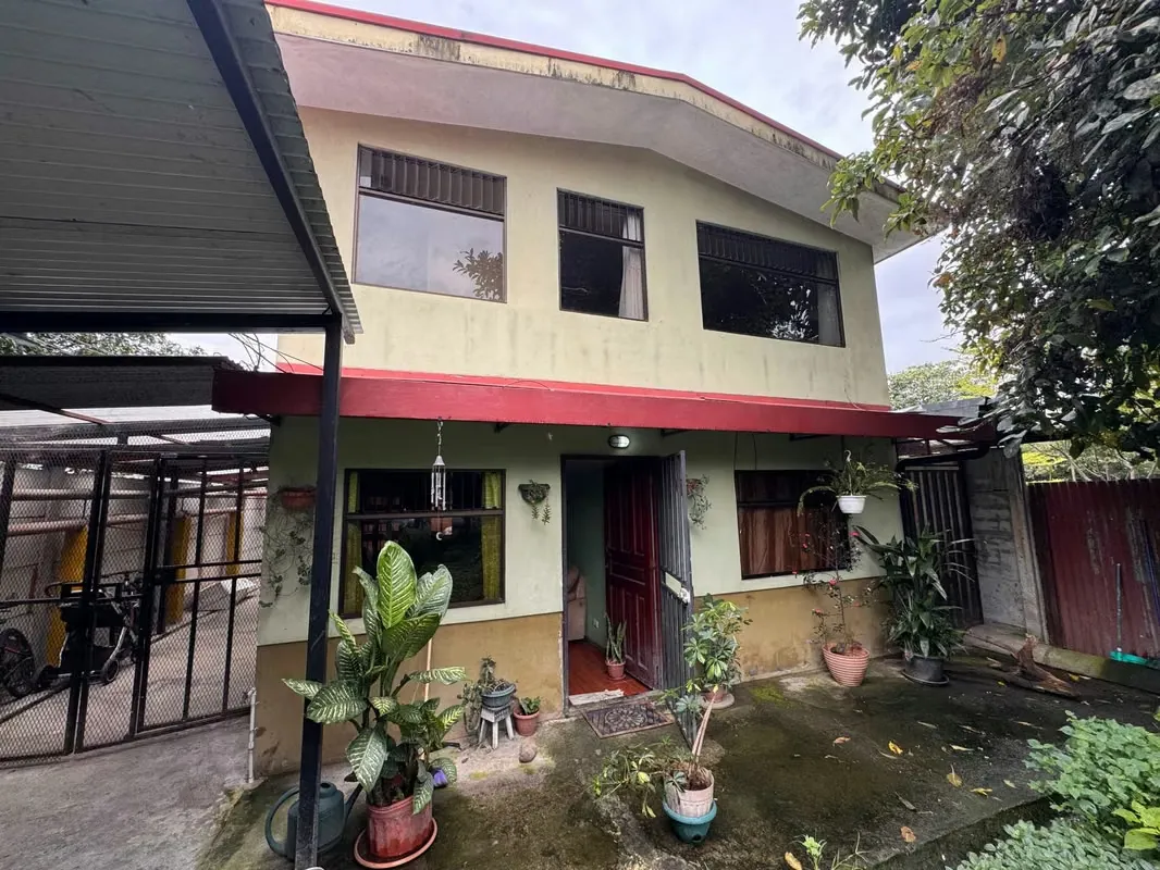 Venta de propiedad con casa y dos apartamentos en Barrio Los Sauces, San Francisco de Dos Ríos. Cuenta con una entrada que funciona como servidumbre y que sirve de garaje para 5 carros ...