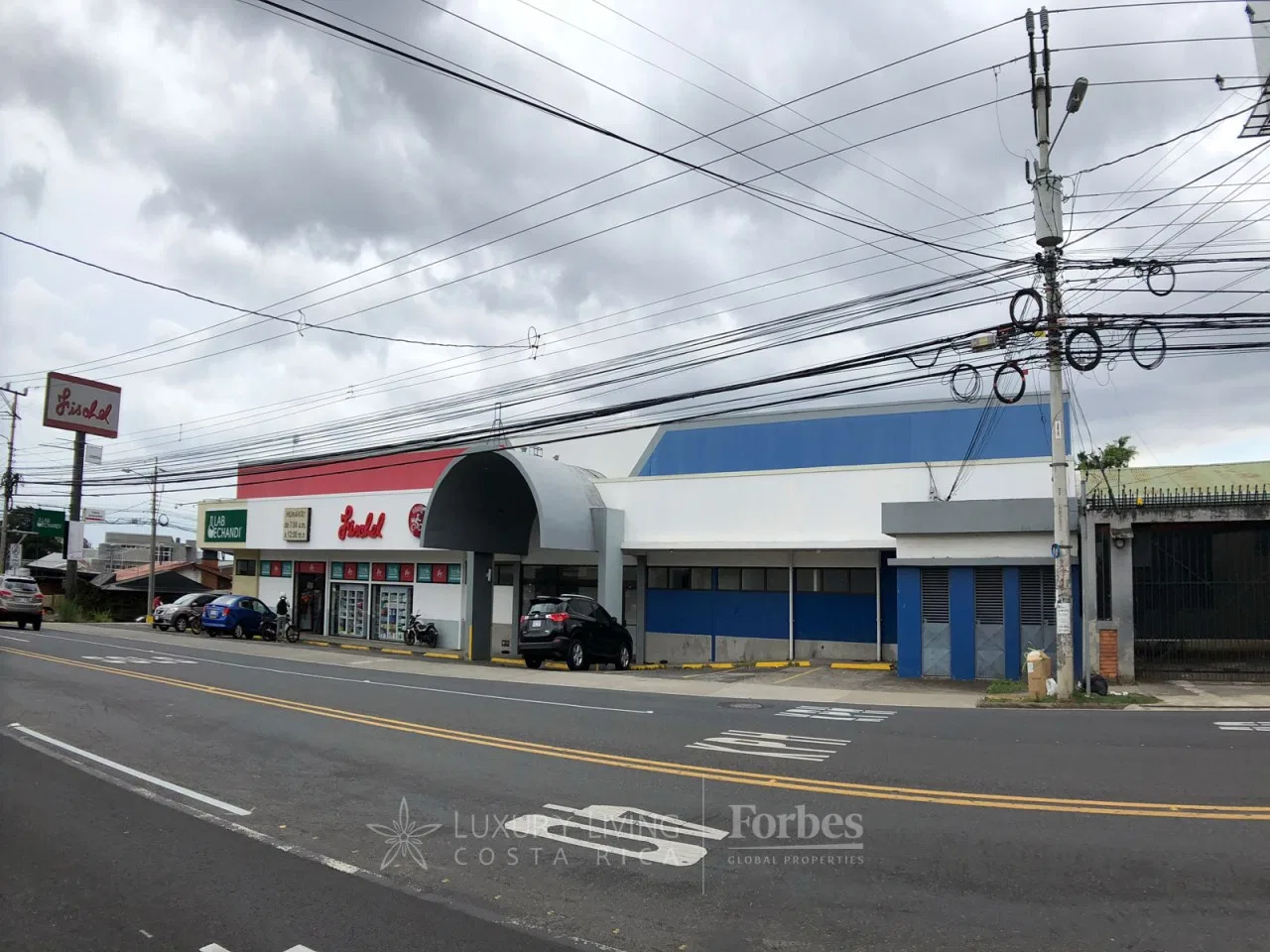 Retail space for lease in the old road to Tres Rios