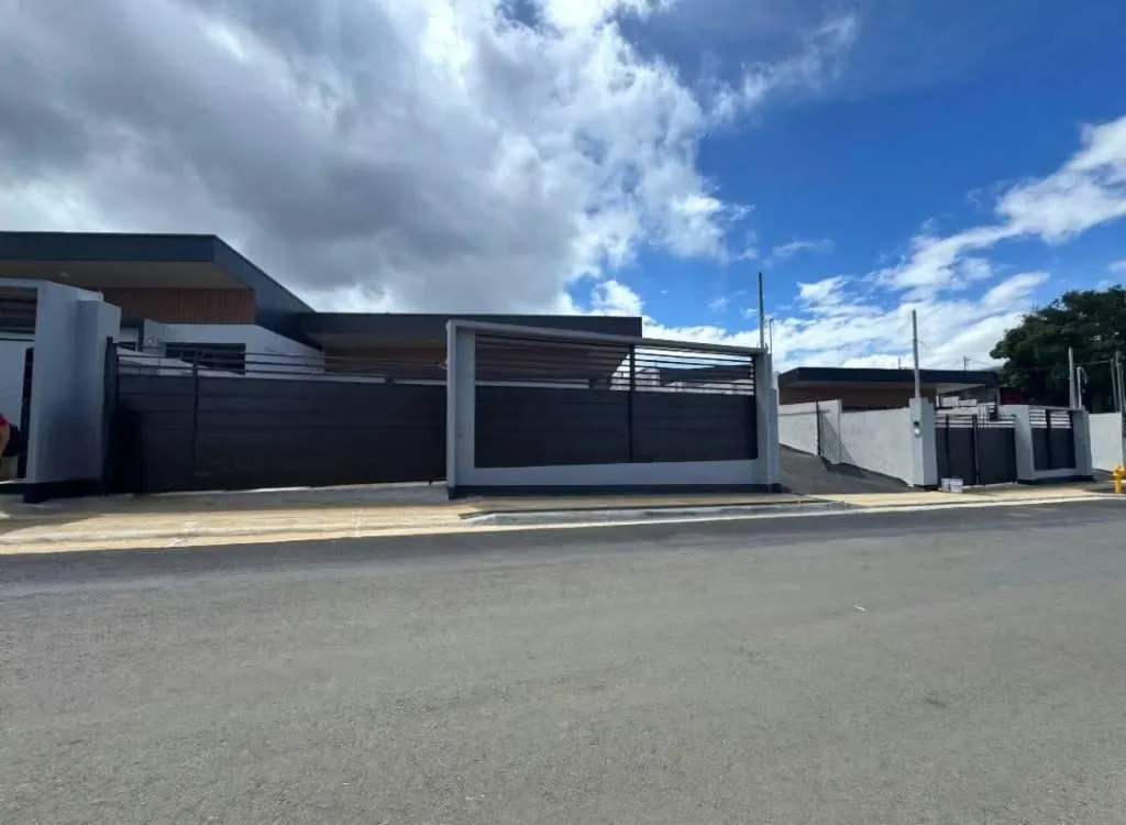 This is your opportunity to buy new house in default, hand key with a modern fine finished design, concrete construction, located in a quiet and secure area in San Pedro de Barba ...