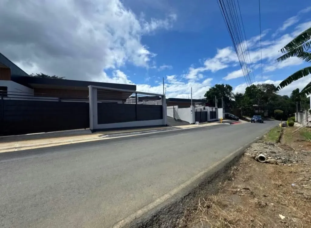 This is your opportunity to buy new house in default, hand key with a modern fine finished design, concrete construction, located in a quiet and secure area in San Pedro de Barba ..., photo 3