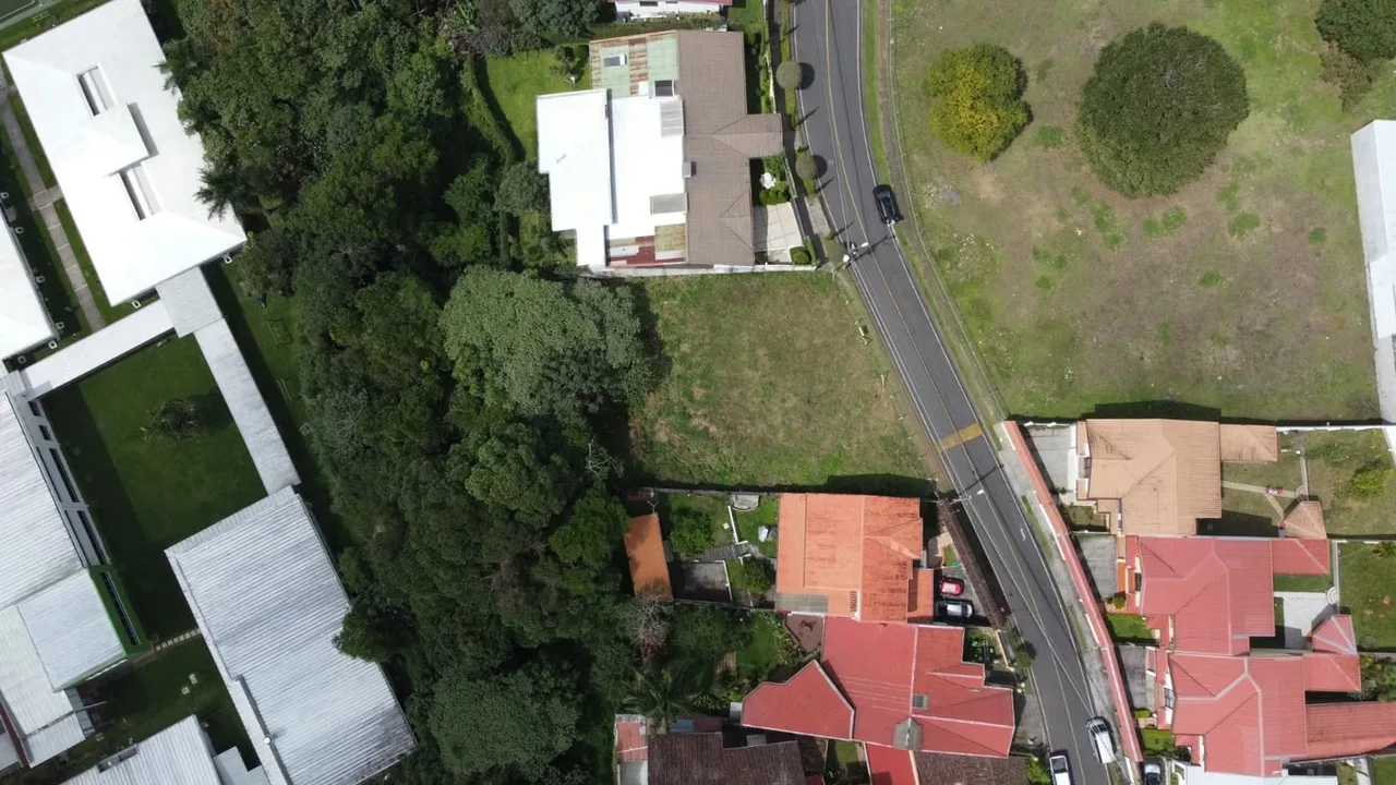 Terreno de uso mixto con 1211 metros cuadrados, ideal para proyectos de desarrollo comercial o habitacional en el distrito de Sánchez, Curridabat. La propiedad dispone de un frente de ..., photo 3