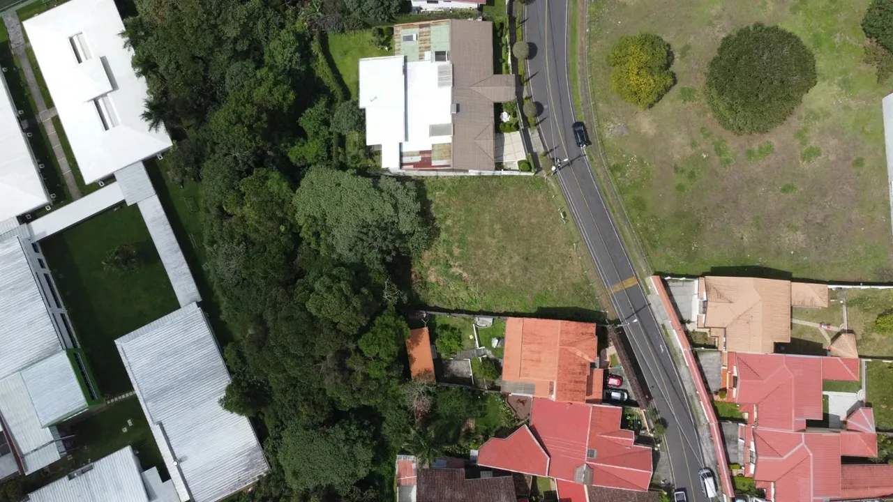Terreno de uso mixto con 1211 metros cuadrados, ideal para proyectos de desarrollo comercial o habitacional en el distrito de Sánchez, Curridabat. La propiedad dispone de un frente de ..., photo 4
