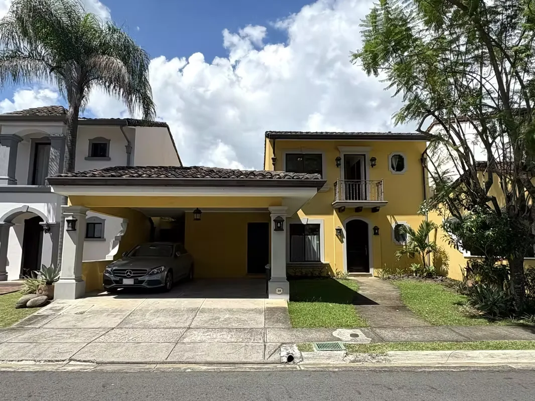 House for rent in Santa Ana. 3 Bedrooms + Maid’s / Great terrace & garden / 4 Parking spaces