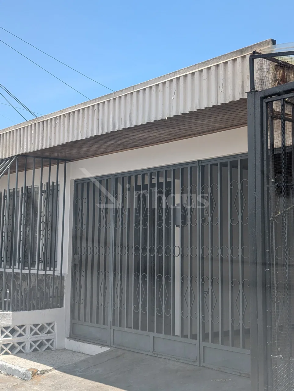 Se vende casa con 2 apartamentos en Guadalupe