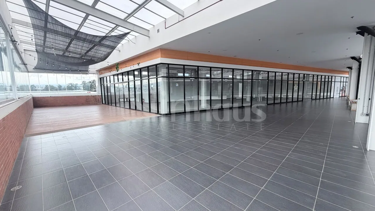 Alquiler de Local Grande en Centro Comercial Combai Escazú
