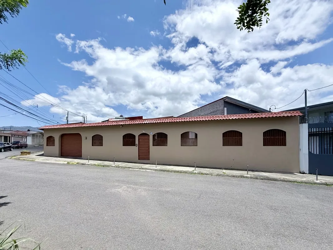 A spacious and inviting corner home offering privacy, functionality, and an excellent location within a peaceful, well-established residential community., photo 3