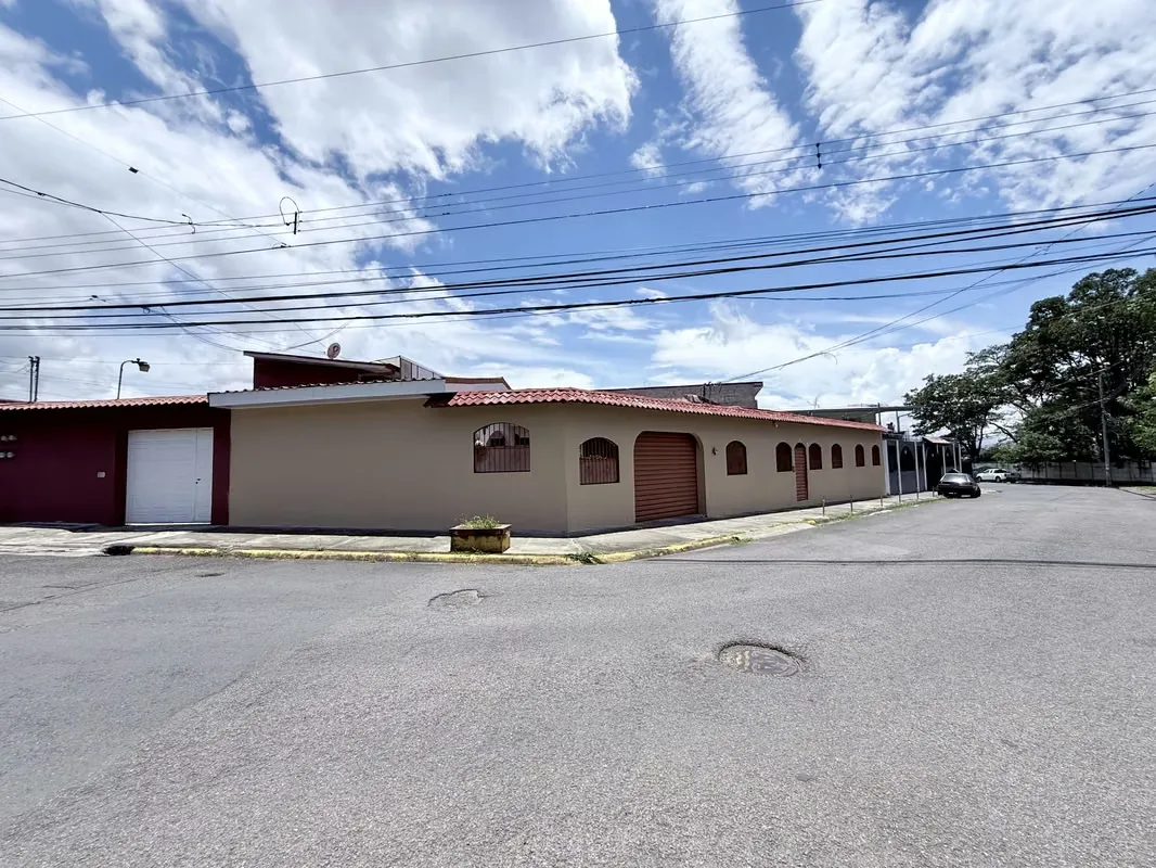 A spacious and inviting corner home offering privacy, functionality, and an excellent location within a peaceful, well-established residential community., photo 4