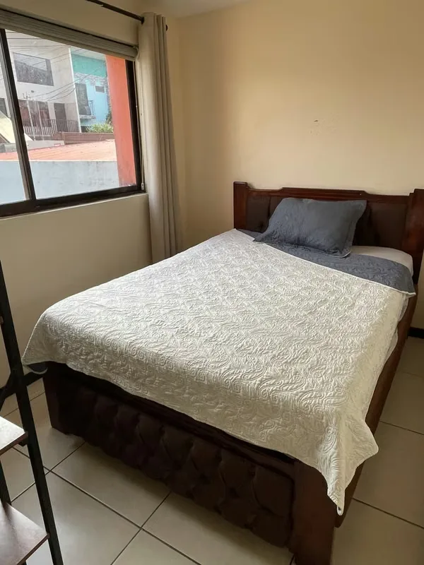 Habitación individual; baño compartido con 1 persona, cama, escritorio, silla y clóset. La casa se comparte con 2 hombres; y se encuentra totalmente amoblada, es amplia y bonita. ..., photo 3