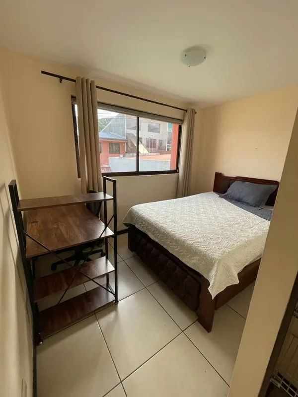 Habitación individual; baño compartido con 1 persona, cama, escritorio, silla y clóset. La casa se comparte con 2 hombres; y se encuentra totalmente amoblada, es amplia y bonita. ..., photo 4