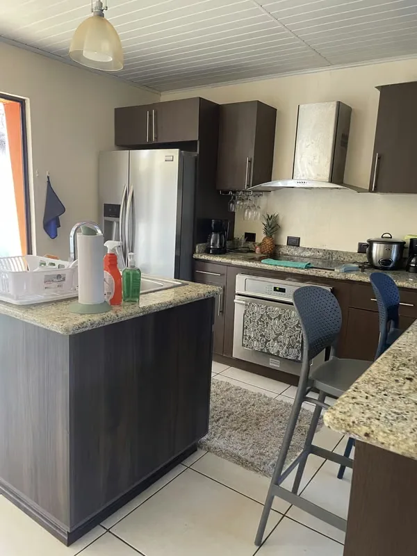 Habitación individual; baño compartido con 1 persona, cama, escritorio, silla y clóset. La casa se comparte con 2 hombres; y se encuentra totalmente amoblada, es amplia y bonita. ..., photo 6