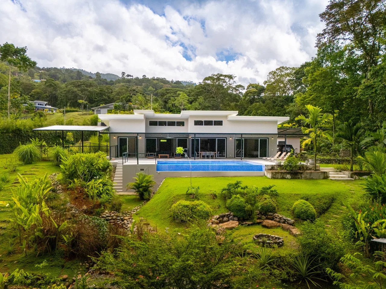 PROPERTY WITH THREE BEDROOM AND GARDEN, IN UVITA – 1.33 ACRES