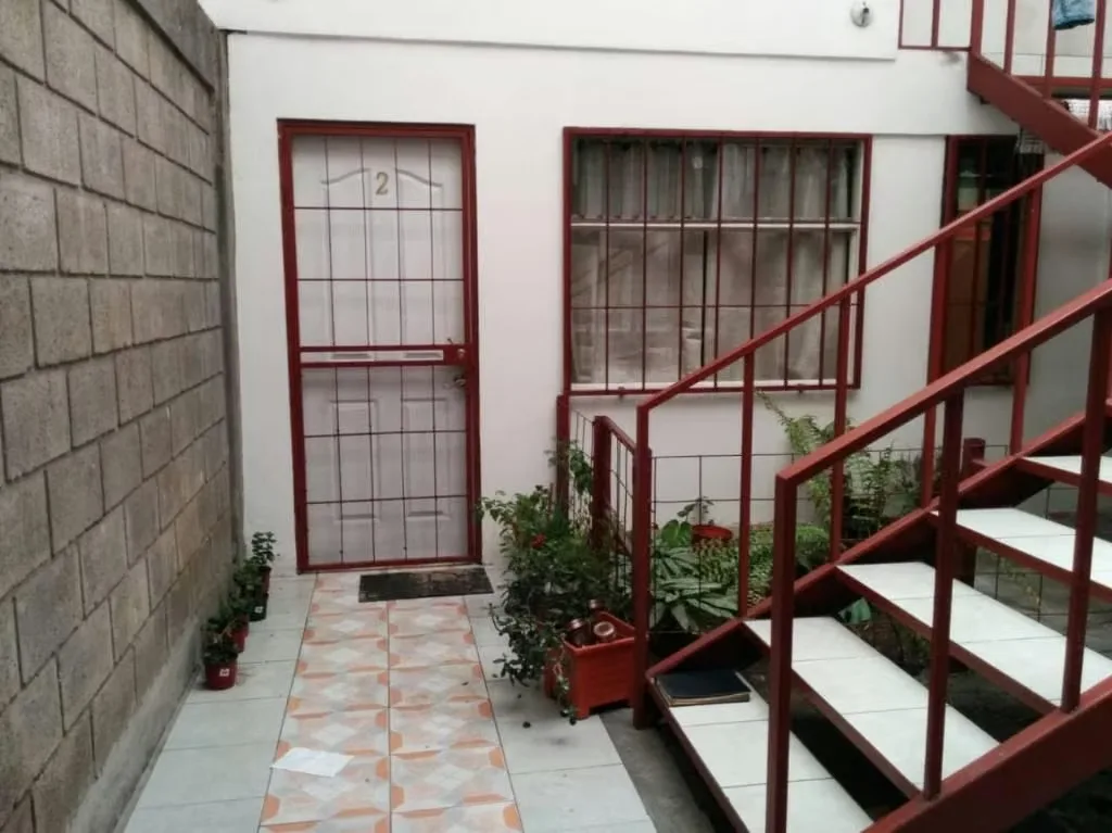 Se vende edificio de dos plantas con 3 apartamentos y 1 local comercial, ubicado en una zona céntrica y de fácil acceso. Una excelente opción para inversión y generación de ...
