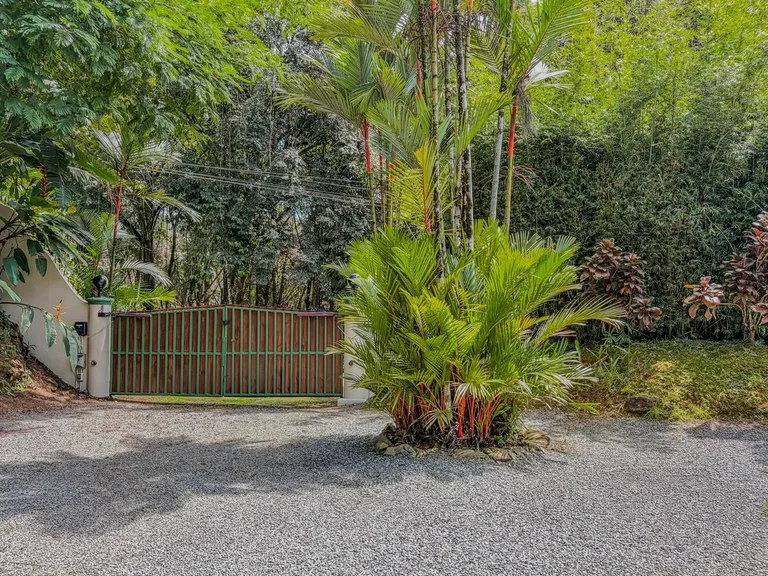 0.8 ACRES- 2 Bedrooms w/ Conversion Potential to 3 Bedrooms, 2 Full Bathrooms, Saltwater Pool, 8min to Dominical, and TWO 4×4 Vehicles Included!!!, photo 9