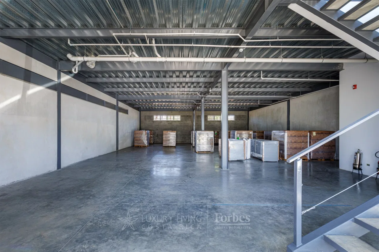 Bodega con Oficina para alquilar en Guachipelín de Escazú