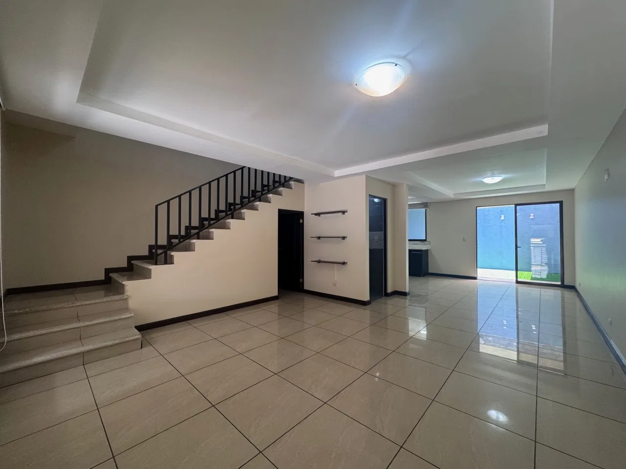 Hermosa casa en residencial privado Vistas de la Hacienda con extraordinaria ubicación y fácil salida a Tres Ríos centro, Concepción y calle vieja, en entorno ...