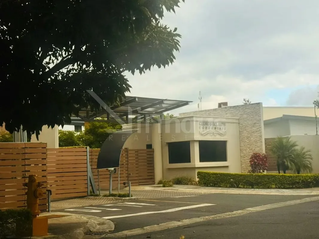 Techos altos definen el diseño de esta residencia de una planta, situada en un condominio con seguridad las 24 horas y vistas panorámicas. La propiedad se mantiene en condiciones ..., photo 2