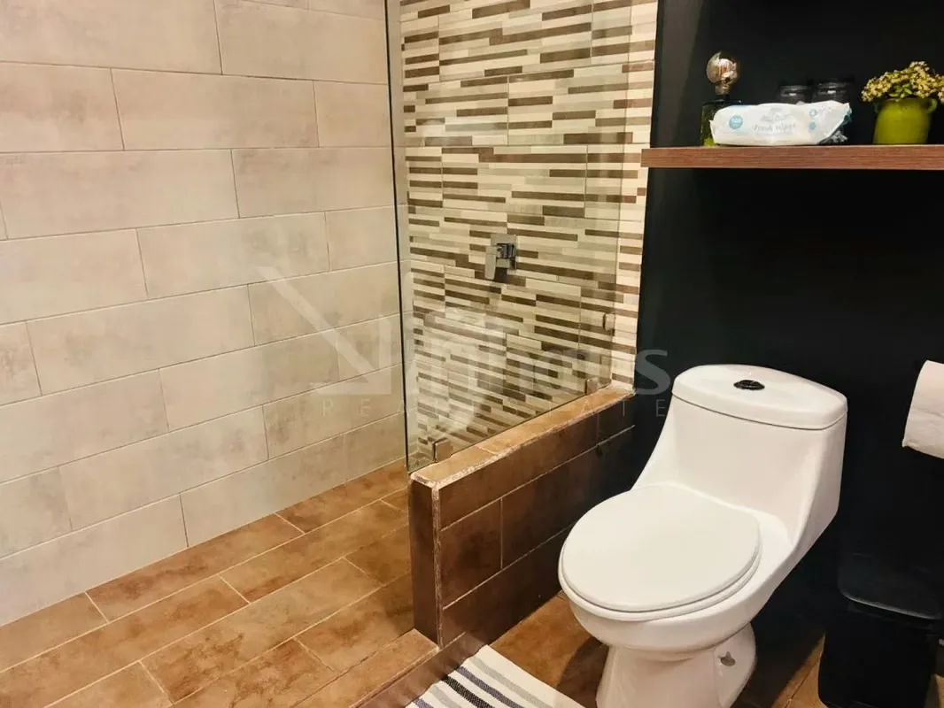 Techos altos definen el diseño de esta residencia de una planta, situada en un condominio con seguridad las 24 horas y vistas panorámicas. La propiedad se mantiene en condiciones ..., photo 12
