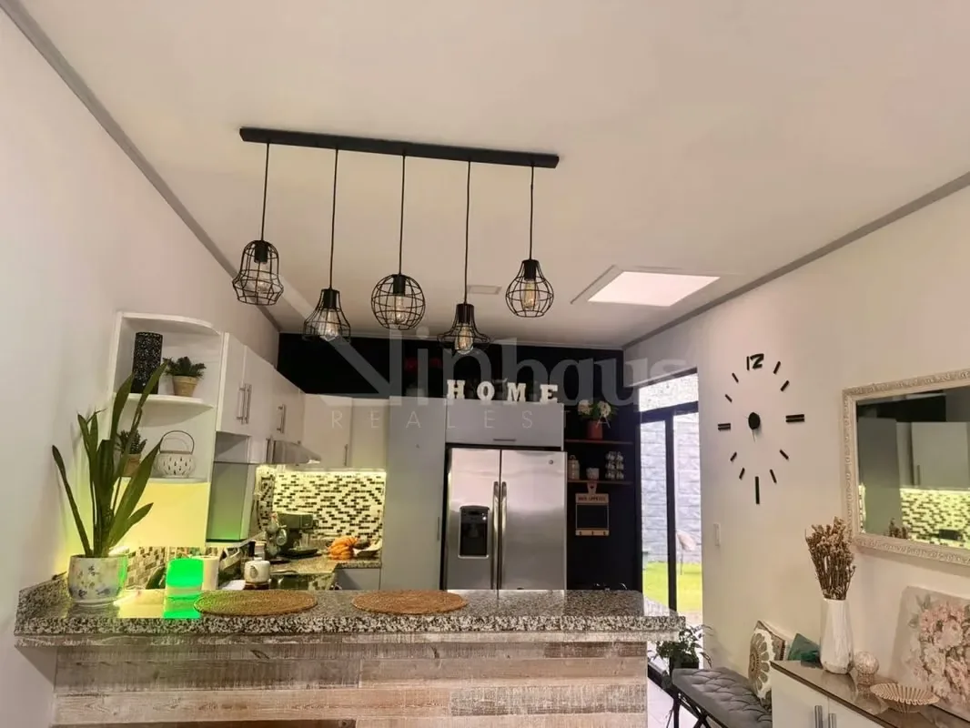 Techos altos definen el diseño de esta residencia de una planta, situada en un condominio con seguridad las 24 horas y vistas panorámicas. La propiedad se mantiene en condiciones ..., photo 13