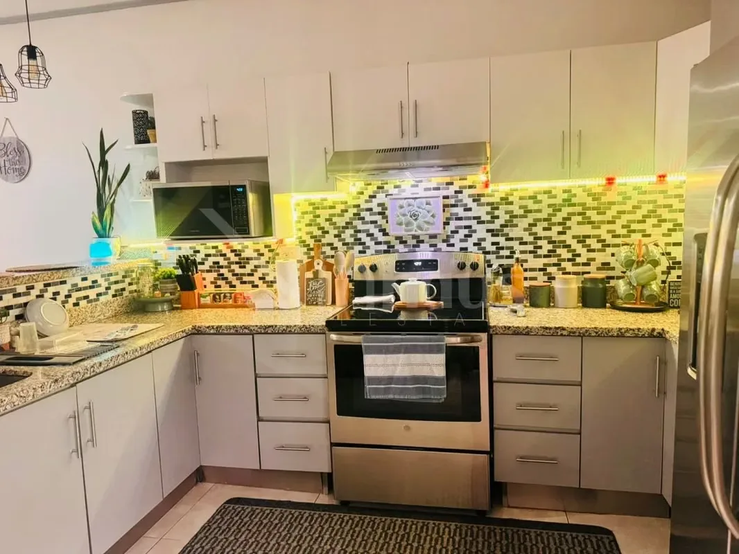 Techos altos definen el diseño de esta residencia de una planta, situada en un condominio con seguridad las 24 horas y vistas panorámicas. La propiedad se mantiene en condiciones ..., photo 14