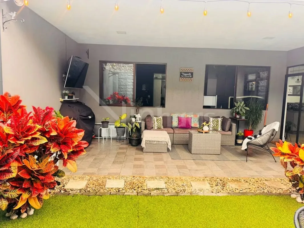 Techos altos definen el diseño de esta residencia de una planta, situada en un condominio con seguridad las 24 horas y vistas panorámicas. La propiedad se mantiene en condiciones ..., photo 6