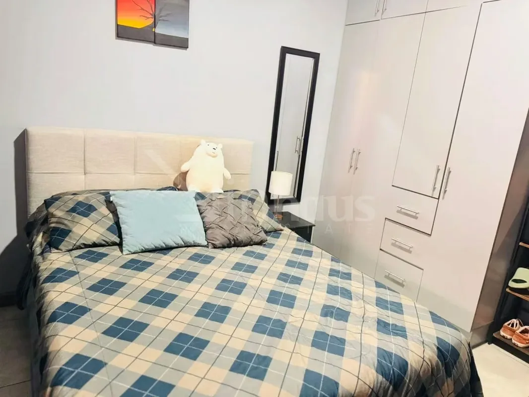 Techos altos definen el diseño de esta residencia de una planta, situada en un condominio con seguridad las 24 horas y vistas panorámicas. La propiedad se mantiene en condiciones ..., photo 8