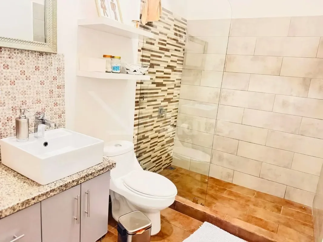 Techos altos definen el diseño de esta residencia de una planta, situada en un condominio con seguridad las 24 horas y vistas panorámicas. La propiedad se mantiene en condiciones ..., photo 9