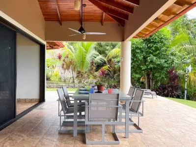 Casa con vista al mar y características arquitectónicas en las tranquilas colinas de Ojochal, photo 4