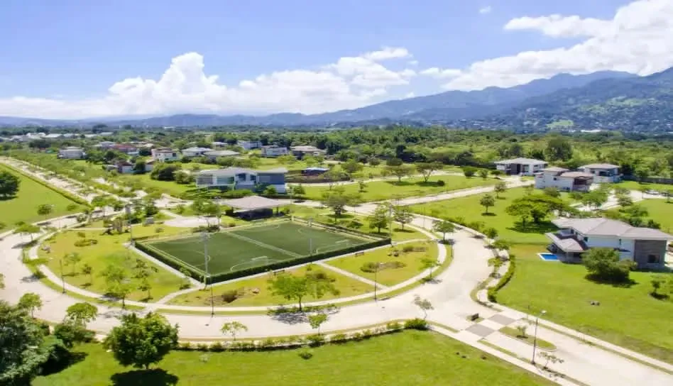 Exclusivo proyecto residencial con planos aprobados para la construcción de una elegante casa de lujo en el prestigioso condominio Hacienda Espinal, una de las comunidades más ...