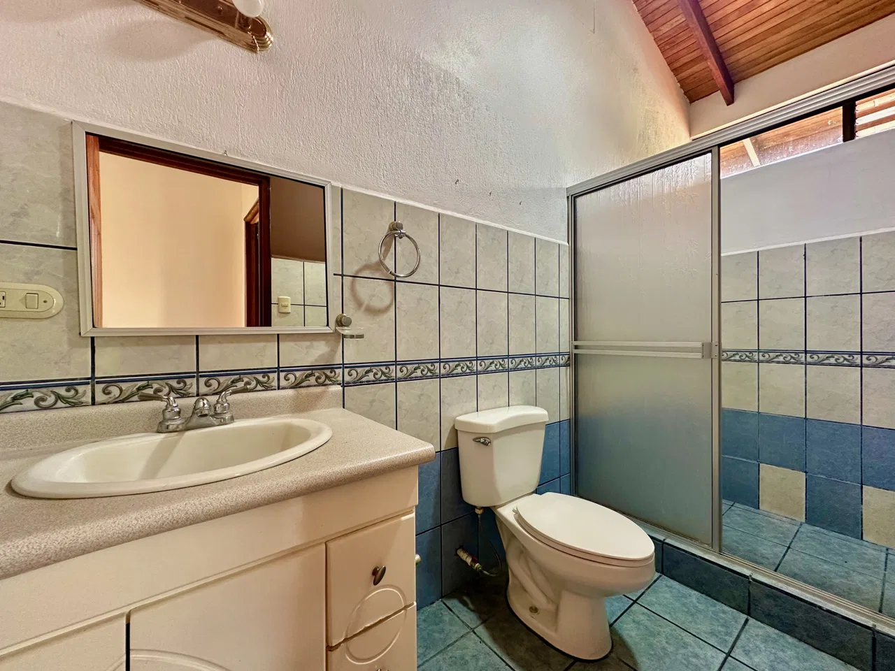 Two-Story Home with Pool Near Atenas Center, photo 25
