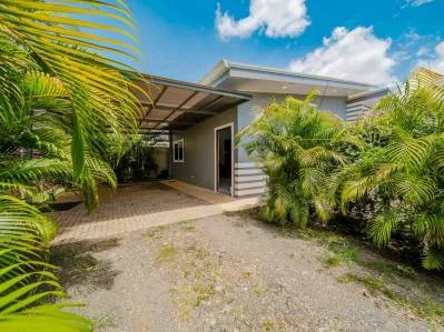 Casa moderna totalmente amueblada con piscina privada cerca del puerto deportivo.