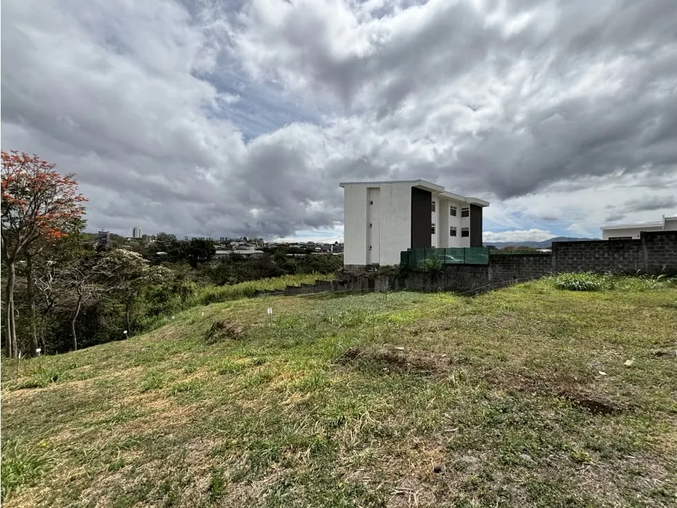 Se vende precioso lote en Escazú, ubicado en Bello Horizonte, dentro de condominio consolidado con infraestructura completa. Oportunidad ...