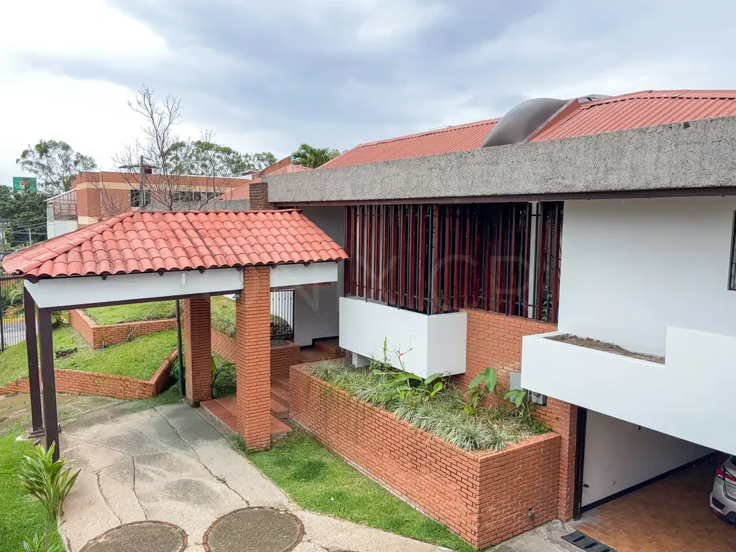 With land use for commerce and offices, it is an excellent option for embassies, consulates, specialized clinics, medical offices, health centers, laboratories, corporate companies, law ...