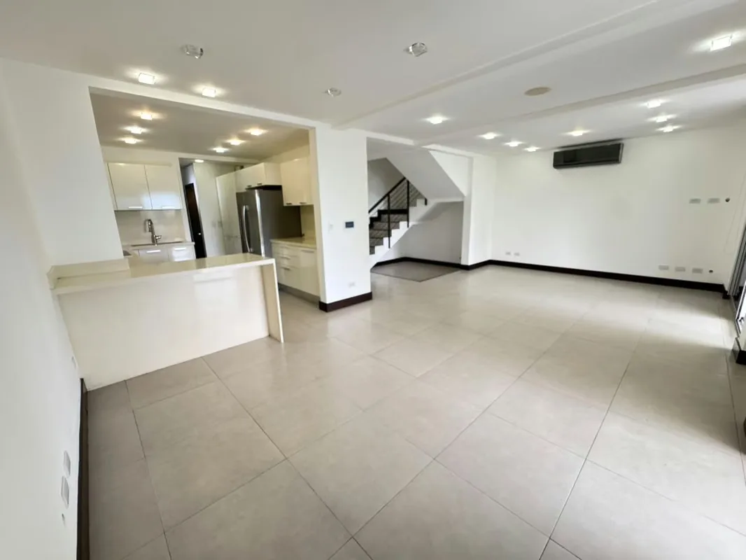 House for rent with white line in Escazú