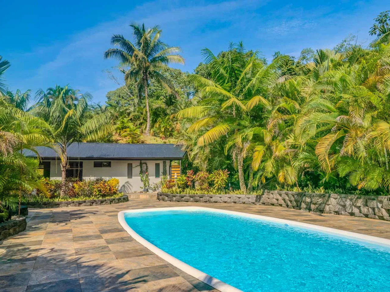 HOUSE WITH WATERFALL ACCESS AND PRIVACY CLOSE TO UVITA AND OJOCHAL – 3.8 ACRES