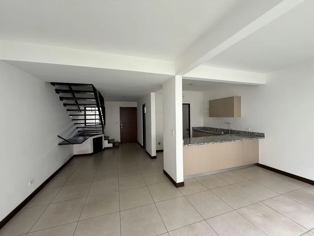Propiedad residencial de dos niveles, ubicada dentro de condominio La Quinta en Heredia