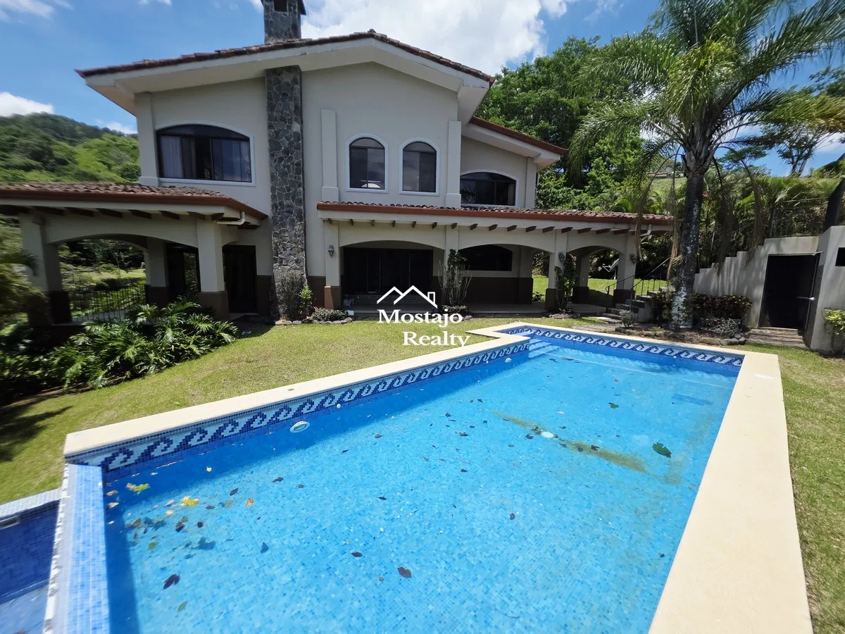 Venta de casa de lujo con piscina privada, Condominio Cerro Colon, Mora, Remate bancario