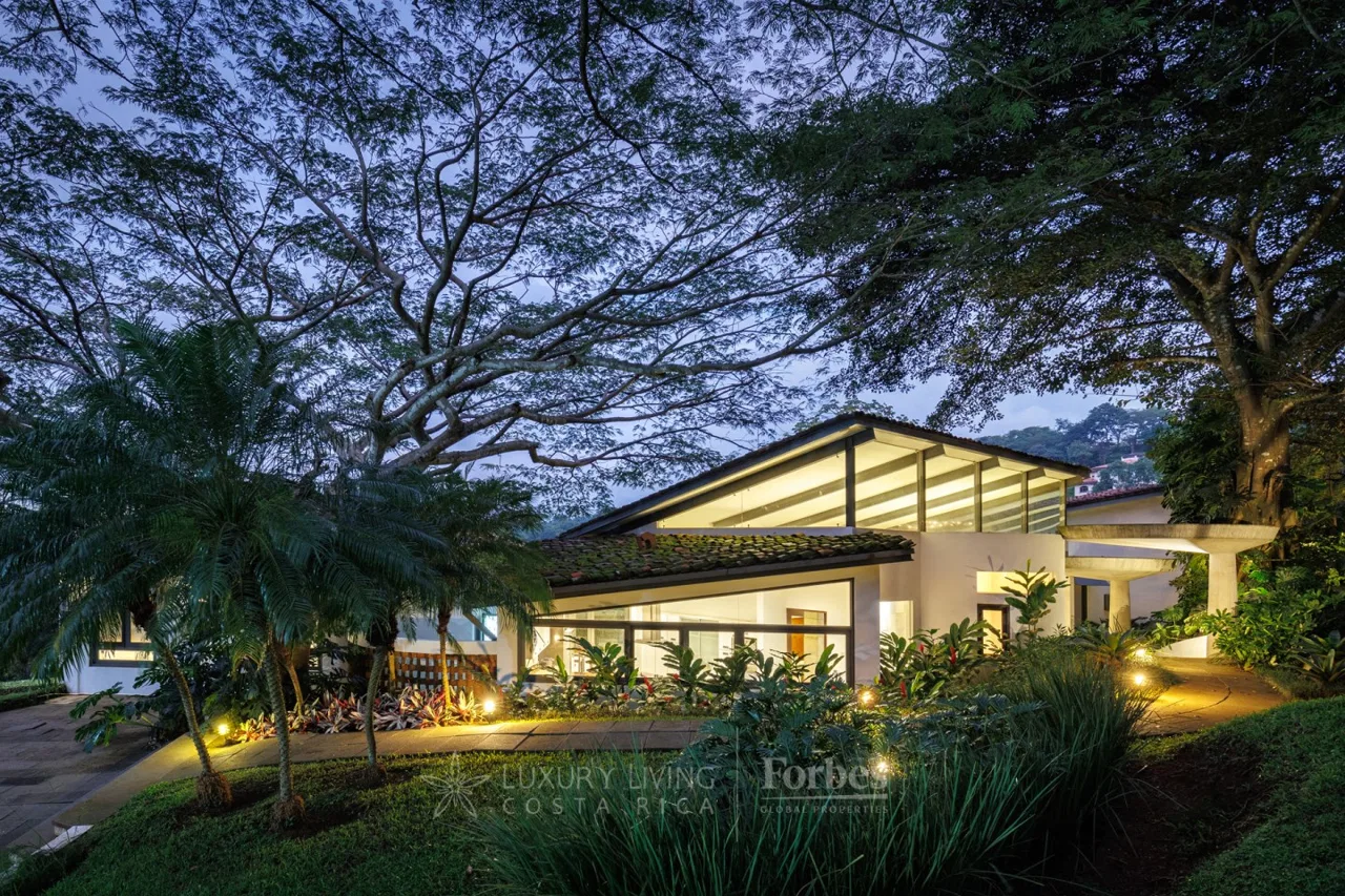 Modern luxury house in Villa Real with 4 bedrooms